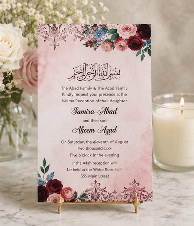 K&ouml;nnte beinhalten: Eine rechteckige Hochzeitseinladungskarte mit zartrosa Aquarellhintergrund, verziert mit dunkelroten und rosafarbenen Rosenillustrationen an den oberen und unteren Ecken. Der Text enth&auml;lt arabische Kalligrafie sowie die Namen Samira Abad und Akeem Azad.