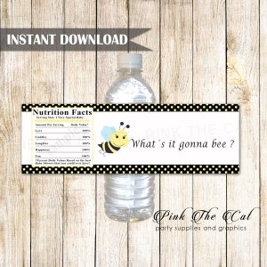 Op de afbeelding: Een zwart en geel waterfleslabel met een bij-illustratie en de tekst "What's it gonna bee?" Het label bevat ook een voedingswaardetabel met een humoristische lijst van babyborrel-essentials zoals liefde, knuffelen en lachen.