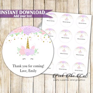 Pu&ograve; includere: Un foglio stampabile di adesivi circolari raffiguranti un volto di unicorno con un corno glitterato dorato, una corona di fiori rosa e viola e punti di coriandoli dorati. L'adesivo grande riporta il testo: Thank you for coming! Love, Emily.