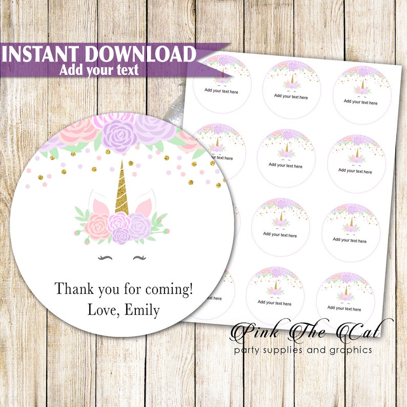Pu&ograve; includere: Un foglio stampabile di adesivi circolari raffiguranti un volto di unicorno con un corno glitterato dorato, una corona di fiori rosa e viola e punti di coriandoli dorati. L'adesivo grande riporta il testo: Thank you for coming! Love, Emily.
