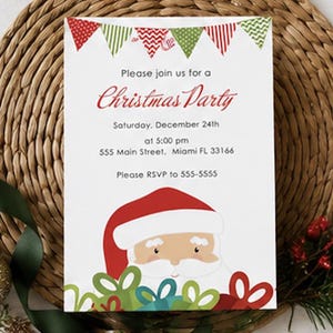 Puede incluir: Una tarjeta de invitaci&oacute;n rectangular blanca para una fiesta de Navidad con una guirnalda de banderines coloridos en la parte superior, un gr&aacute;fico de Santa Claus y el texto: Please join us for a Christmas Party, Saturday, December 24th at 5:00 pm, 555 Main Street, Miami FL 33166, Please RSVP to 555-5555.