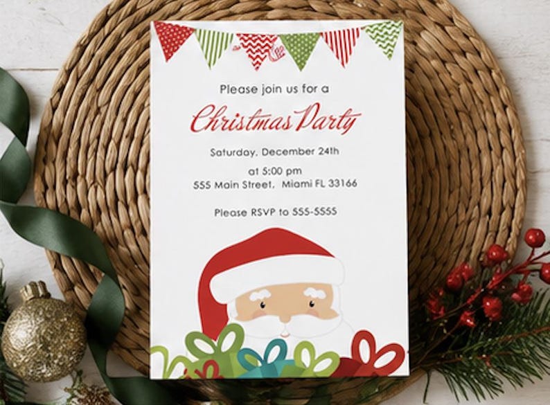Puede incluir: Una tarjeta de invitaci&oacute;n rectangular blanca para una fiesta de Navidad con una guirnalda de banderines coloridos en la parte superior, un gr&aacute;fico de Santa Claus y el texto: Please join us for a Christmas Party, Saturday, December 24th at 5:00 pm, 555 Main Street, Miami FL 33166, Please RSVP to 555-5555.