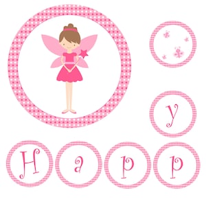 Puede incluir: Círculo rosa y blanco con lunares con una ilustración de hada dentro. El hada lleva un vestido rosa y tiene el pelo y las alas marrones. Hay cinco círculos adicionales con las letras "Happy" e "Y" en rosa.