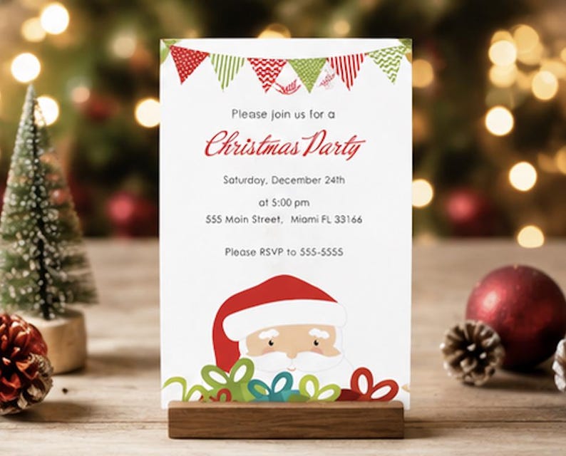 Puede incluir: Una tarjeta de invitaci&oacute;n rectangular blanca con una guirnalda de banderines rojos y verdes en la parte superior, una ilustraci&oacute;n de Santa Claus en la parte inferior y el texto: Please join us for a Christmas Party, Saturday, December 24th, at 5:00 pm, 555 Main Street, Miami FL 33166, Please RSVP to 555-5555.