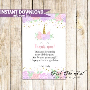 Pu&ograve; includere: Un biglietto di ringraziamento rettangolare con un grafico di unicorno, un corno dorato e una corona di fiori rosa e viola. Il testo recita: Thank you! Thank you for coming to my birthday party. And for your generous gift! I hope you had a magical time. Love Emily.