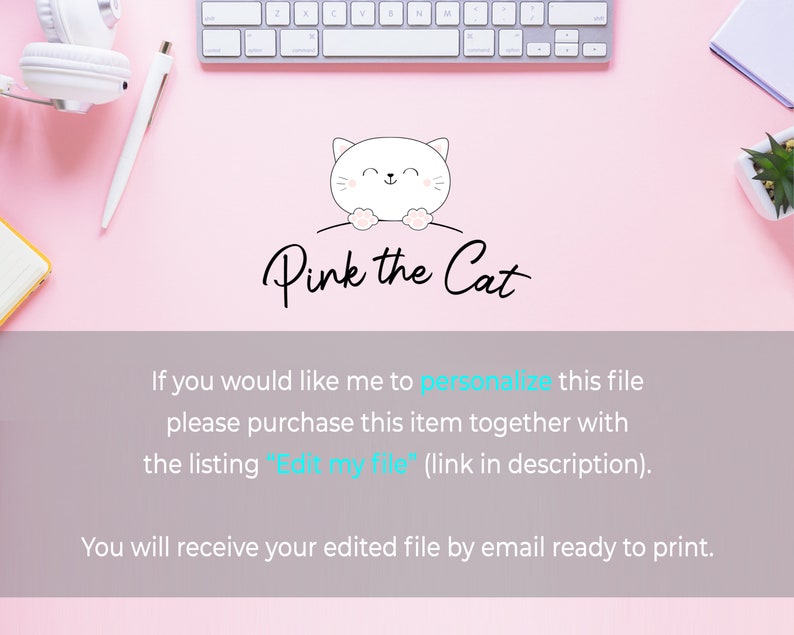 Pu&ograve; includere: Un grafico digitale con un'illustrazione di un gatto bianco con guance e zampe rosa sopra il testo nero Pink the Cat. Sotto, un riquadro grigio contiene testo bianco che spiega la personalizzazione tramite un'inserzione separata.