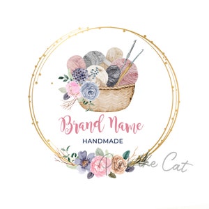 Może przedstawiać: Złota okrągła ramka z koszykiem włóczki i drutami do robótek na drutach, otoczona akwarelowymi kwiatami. Tekst "Brand Name Handmade" znajduje się pod koszykiem.