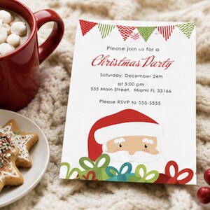 Puede incluir: Una tarjeta de invitaci&oacute;n rectangular para una fiesta de Navidad con banderines rojos y verdes en la parte superior, un dibujo de la cara de Santa Claus y cajas de regalo coloridas abajo. El texto dice: Please join us for a Christmas Party, Saturday, December 24th, at 5:00 pm, 555 Main Street, Miami FL 33166, Please RSVP to 555-5555.