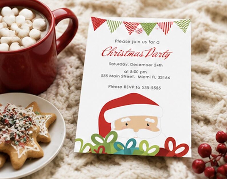 Puede incluir: Una tarjeta de invitaci&oacute;n rectangular para una fiesta de Navidad con banderines rojos y verdes en la parte superior, un dibujo de la cara de Santa Claus y cajas de regalo coloridas abajo. El texto dice: Please join us for a Christmas Party, Saturday, December 24th, at 5:00 pm, 555 Main Street, Miami FL 33166, Please RSVP to 555-5555.