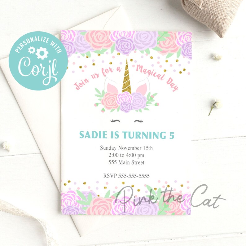 Pu&ograve; includere: Un invito di compleanno rettangolare con un unicorno, un corno glitterato dorato, fiori rosa e viola e pois dorati. Il testo recita: Join us for a Magical Day, SADIE IS TURNING 5, Sunday November 15th, 2:00 to 4:00 pm, 555 Main Street, RSVP 555-555-5555.