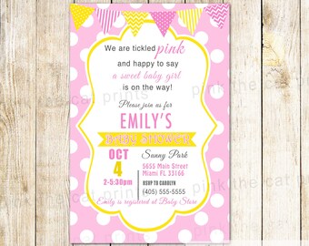 Roze gele baby shower uitnodigingskaart - babymeisje strooi afdrukbare uitnodiging gepersonaliseerde polka dots bunting banner modern lint