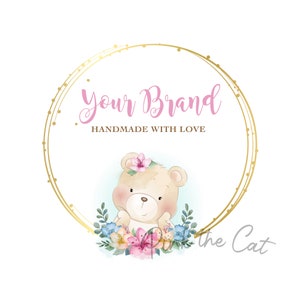 Może przedstawiać: Złota okrągła ramka z tekstem "Your Brand Handmade with Love" i kreskówkowym misiem z różowymi kwiatami we włosach, otoczonym kwiatami.