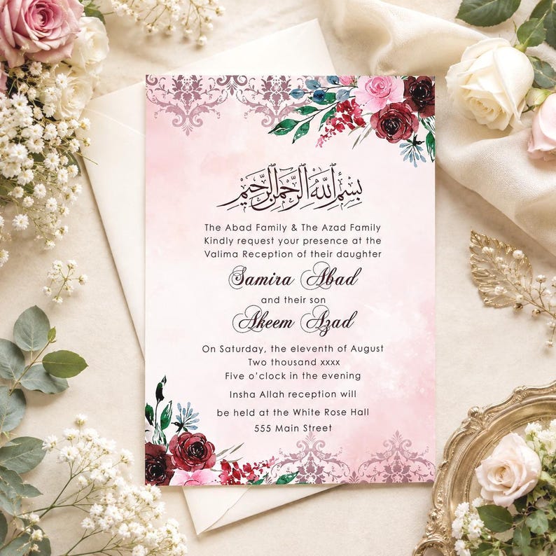 K&ouml;nnte beinhalten: Eine rechteckige Hochzeitseinladungskarte mit zartrosa Aquarellhintergrund, verziert mit dunkelroten und rosafarbenen Blumenillustrationen, ornamentalen Damastmustern und schwarzem Text, der den Valima-Empfang von Samira Abad und Akeem Azad ank&uuml;ndigt.