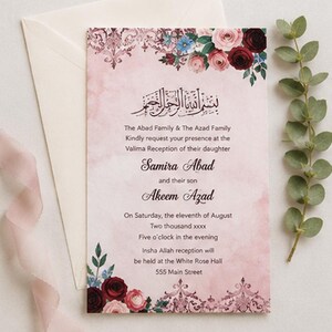 K&ouml;nnte beinhalten: Eine rechteckige Hochzeitseinladungskarte mit einem zartrosa Aquarellhintergrund, verziert mit Illustrationen dunkelroter und hellrosa Rosen in den Ecken, dunkelrosa Filigranmustern und aufgedrucktem schwarzem Text.