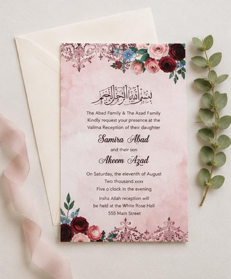 K&ouml;nnte beinhalten: Eine rechteckige Hochzeitseinladungskarte mit einem zartrosa Aquarellhintergrund, verziert mit Illustrationen dunkelroter und hellrosa Rosen in den Ecken, dunkelrosa Filigranmustern und aufgedrucktem schwarzem Text.