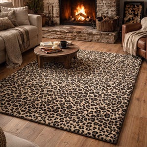 Puede incluir: Alfombra rectangular con estampado de leopardo en tonos marrón y beige. La alfombra está colocada sobre un suelo de madera en un salón, con una chimenea y muebles visibles en el fondo. Ideal para el hogar.