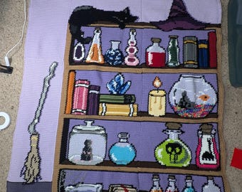 Estantería acogedora de brujas