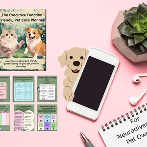 Może przedstawiać: Plan opieki nad zwierzętami domowymi zatytułowany "The Executive Function Friendly Pet Care Planner" z ilustracją kota i psa. Plan zawiera listy kontrolne, trackery i afirmacje dla neurodywergentnych właścicieli zwierząt. Widoczny jest również smartfon, sukulent i notatnik.