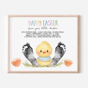 Puede incluir: Impresión enmarcada con el texto «FELICES PASCUAS» y un poema sobre un pollito. La imagen presenta un pollito amarillo con arte de huellas y dos cáscaras de huevo naranjas. La impresión está en un marco de madera clara.