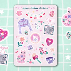 Pu&ograve; includere: Un foglio di adesivi con gattini carini, fiori e disegni a tema primaverile. Gli adesivi sono su uno sfondo rosa e hanno il testo "spring kitten stickers" in alto.