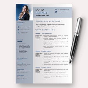 Op de afbeelding: Een professioneel cv-sjabloon met een foto, contactgegevens, vaardigheden en werkervaring. Een zilveren en zwarte pen ligt aan de rechterkant van het cv. Het cv is lichtblauw en wit.