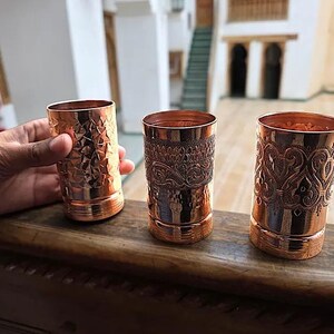 A view of the smooth, rounded rim of the pure copper tumbler.