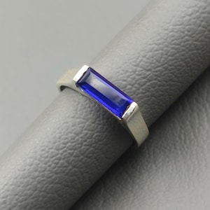 Anillo de plata con zafiro y barra larga. Anillo de sello baguette hecho a mano en plata de ley 925 para hombre, chapado en oro de 14 k. Anillo de compromiso y promesa.