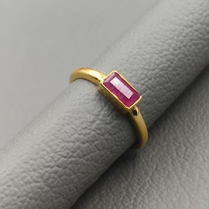 Vergoldeter Roter Rubin-Ring im Baguetteschliff für Frauen, Massiv 14 Karat vergoldet mit Roten Rubin-Edelsteinringen, Handgefertigter Ring, Jubiläumsring
