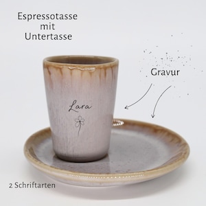 Könnte beinhalten: Ein Espressotassen-Set mit Untertasse aus Keramik mit einer reaktiven Glasur in Hellbraun und Creme. Die Tasse ist mit dem Namen Lara und einem kleinen Blumen-Symbol graviert. Der Text auf dem Bild umfasst Espressotasse mit Untertasse, Gravur und 2 Schriftarten.
