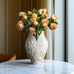 Elegancki wazon ceramiczny z motywem kwiatowym – biała, tłoczona ceramika z motywem kwiatowym do rustykalnego i nowoczesnego wystroju wnętrz