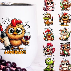 Pode incluir: Um copo de vinho branco com um desenho de galinha de desenho animado segurando uma garrafa de vinho e uma taça de vinho tinto. O copo tem as palavras "Sip Sip Hooray!" e faz parte de um "Funny Animals with Wine Bundle" com 20 designs.