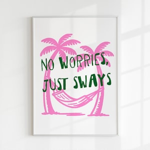 Pu&ograve; includere: Una stampa artistica da parete incorniciata raffigurante due palme rosa e un'amaca rosa. Il testo NO WORRIES, JUST SWAYS &egrave; stampato in lettere verde scuro disegnate a mano, centrate sopra l'illustrazione su uno sfondo bianco.