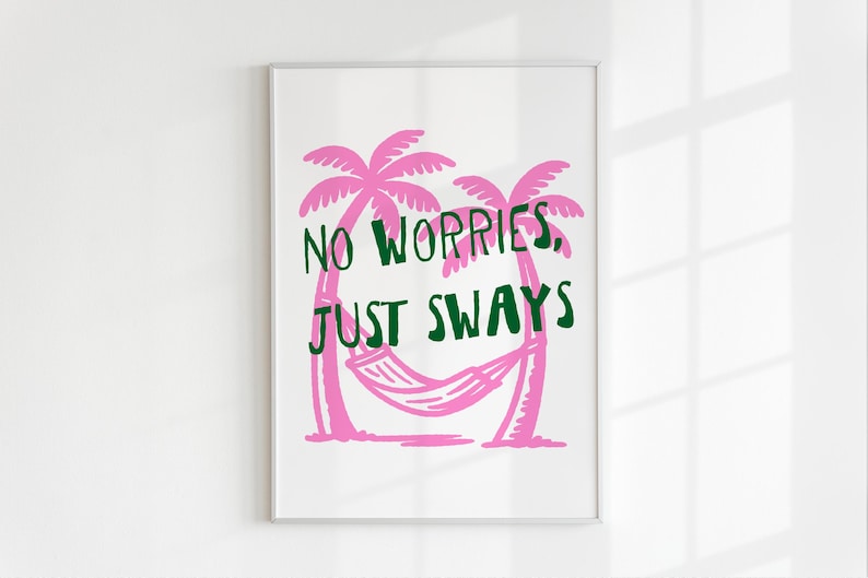 Pu&ograve; includere: Una stampa artistica da parete incorniciata raffigurante due palme rosa e un'amaca rosa. Il testo NO WORRIES, JUST SWAYS &egrave; stampato in lettere verde scuro disegnate a mano, centrate sopra l'illustrazione su uno sfondo bianco.