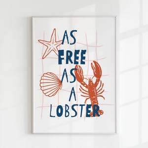 Pu&ograve; includere: Una stampa artistica da parete incorniciata con sfondo bianco e motivo a griglia rosa chiaro. Il testo AS FREE AS A LOBSTER &egrave; in blu scuro. Le illustrazioni includono una stella marina arancione, una conchiglia e un'aragosta arancione.