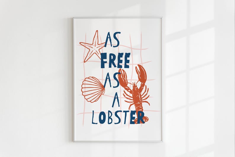 Pu&ograve; includere: Una stampa artistica da parete incorniciata con sfondo bianco e motivo a griglia rosa chiaro. Il testo AS FREE AS A LOBSTER &egrave; in blu scuro. Le illustrazioni includono una stella marina arancione, una conchiglia e un'aragosta arancione.