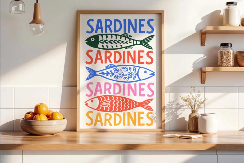 Pu&ograve; includere: Una stampa da parete rettangolare incorniciata che presenta la parola SARDINES in quattro colori diversi, alternata a quattro illustrazioni di pesci stilizzati. I pesci sono colorati di verde scuro, blu con motivi floreali, rosso e giallo.