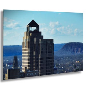 Photo d'horizon du centre-ville de New Haven, Connecticut, avec lumière de l'après-midi et vue sur la montagne West Rock Ridge au loin, près de Yale