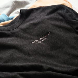 Camiseta unisex extragrande bordada personalizada (pecho izquierdo)