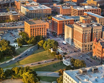 Impresión fotográfica aérea de la Plaza Dealey de Dallas, arte mural conmemorativo de JFK (18 x 12)