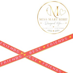 Könnte beinhalten: Ein rosafarbenes Band mit goldenen Rändern, das den wiederkehrenden weißen Schriftzug BEST FRIENDS und kleine gelbe Herzsymbole zeigt. Ein kreisförmiges Logo in der oberen rechten Ecke zeigt den Text MISS MARY BERRY Designed 4You mit einem stilisierten M und Herz.