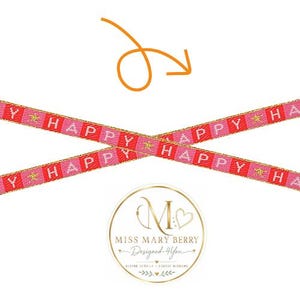 Könnte beinhalten: Ein gewebtes Band mit einem sich wiederholenden Muster des Wortes HAPPY in weißen Buchstaben auf abwechselnd roten und rosa Blöcken, akzentuiert mit kleinen goldenen Sternen. Ein orangefarbener Pfeil zeigt auf das Band und ein Logo zeigt MISS MARY BERRY.