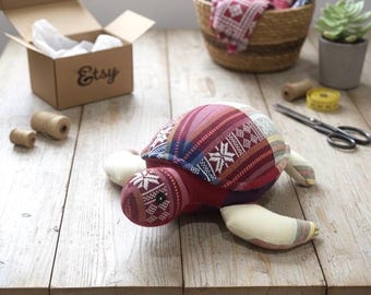 Handgemaakte brokaat schildpad knuffel | Knuffel van etnische stof, ambachtelijk cadeau