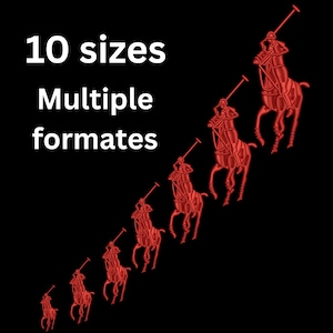 Może przedstawiać: Czerwony haftowany wzór logo gracza w polo w dziesięciu rozmiarach na czarnym tle. Tekst „10 rozmiarów” i „Wiele formatów” jest wyświetlany na biało. Projekt przedstawia gracza w polo na koniu.