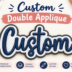 Puede incluir: Un parche bordado de doble aplicación que muestra la palabra Custom en letra cursiva azul oscuro con un borde blanco y un contorno gris oscuro. El texto Custom Double Applique aparece arriba, junto a iconos de bordado y diseño.