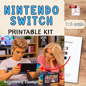 Puede incluir: Un kit imprimible a escala 1:6 para una consola Nintendo Switch en miniatura. El kit incluye un archivo PDF e instrucciones para crear el pequeño dispositivo de juego. La imagen muestra una muñeca sosteniendo la consola miniatura ensamblada con mandos rojos y azules.