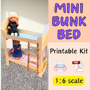 Könnte beinhalten: Ein Miniatur-Etagenbett aus hellem Holz mit einer Leiter, das zwei Puppen beherbergt. Das Bett hat eine helle Holzoberfläche mit blau-rosa karierter Bettwäsche. Das Bild enthält den Text "MINI BUNK BED Printable Kit" und "1:6 scale".