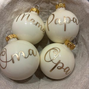Personalisierte Weihnachtskugel mit Name – Weihnachtskugel 6 cm – Geschenk für Mama, Familie & Freunde