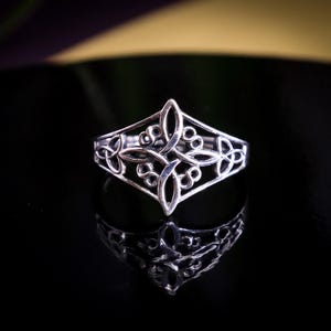 Witch’s Knot Ring in Sterling Silver – Magical Celtic Symbol of Protection & Power