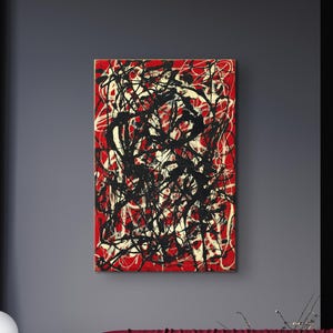 Puede incluir: Pintura expresionista abstracta con fondo rojo y salpicaduras de pintura negra y blanca. La obra de arte es rectangular y está montada en una pared. La pintura es el punto focal de una habitación con un sofá rojo y una lámpara blanca.