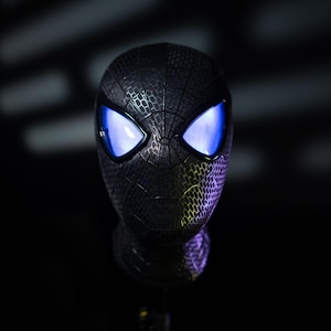 Masque de super-héros LED à lentille mobile : Costume de cosplay de conception de film